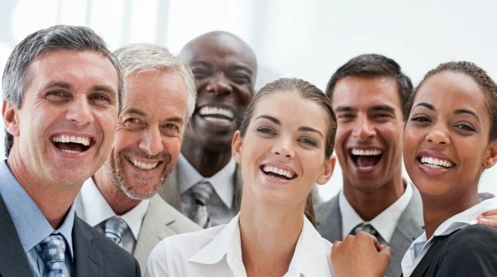 Grupo diverso de profesionales de negocios riendo juntos