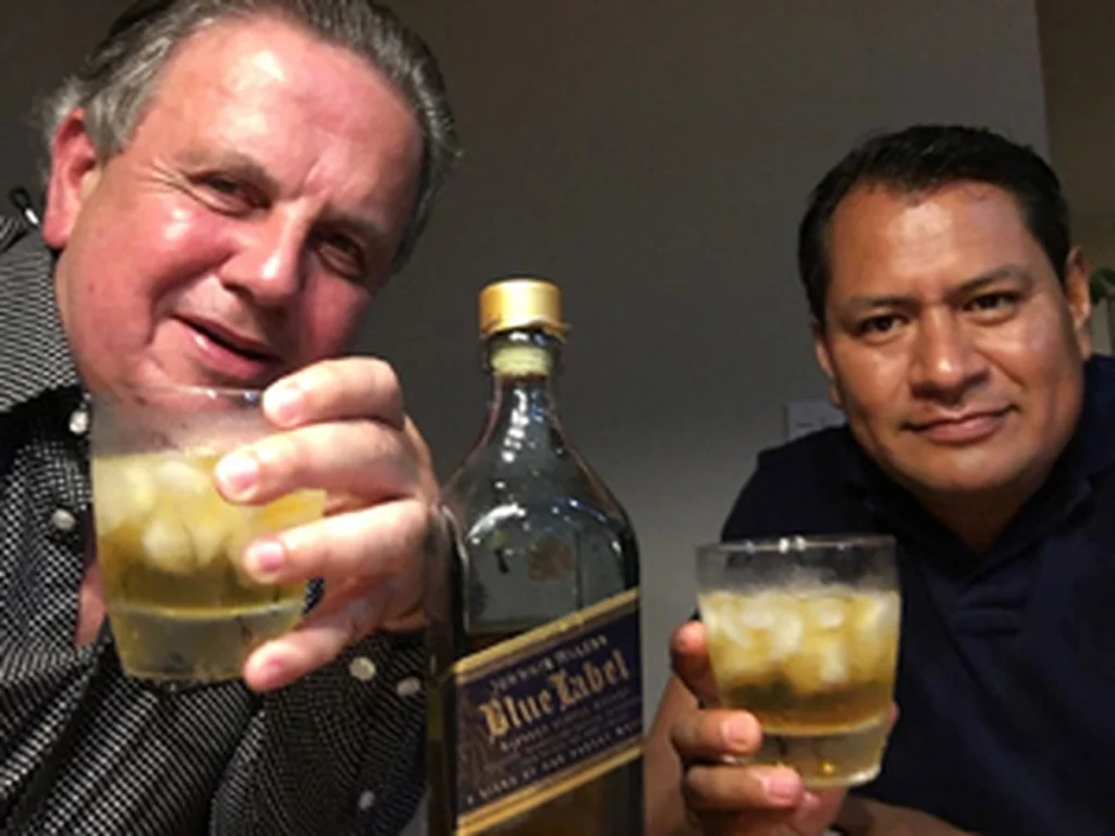 Eduardo Martí brindando con un acompañante