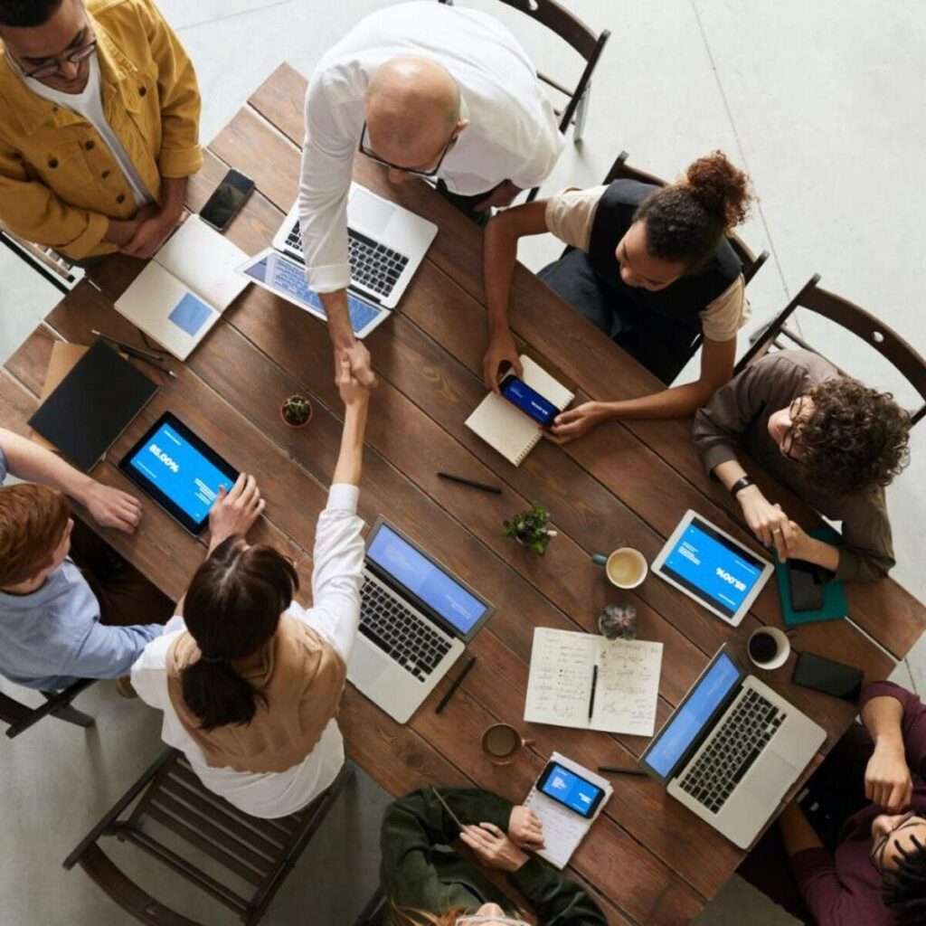 Equipo profesional reunido en torno a una mesa de trabajo, símbolo de la retención del talento y la reducción de la rotación de personal